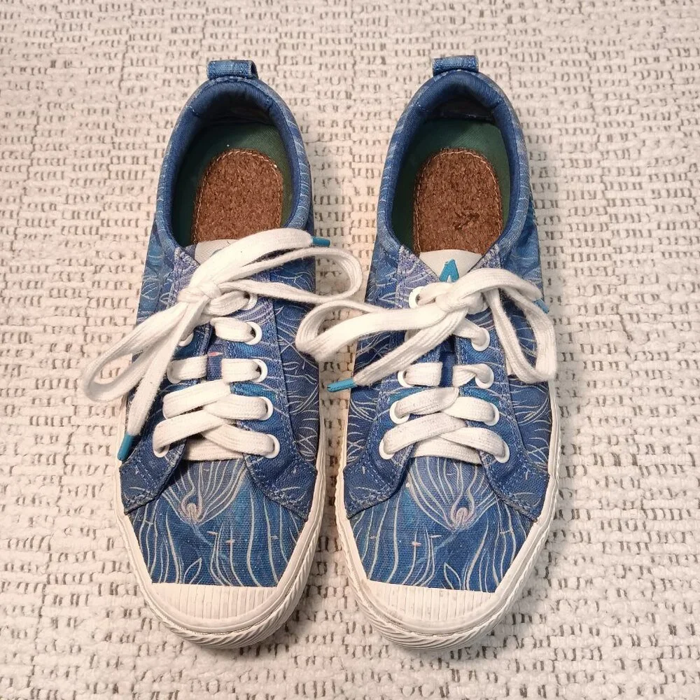 Cariuma Avatar Women's blue printed canvas athletic shoes sneakers sz 7.5
